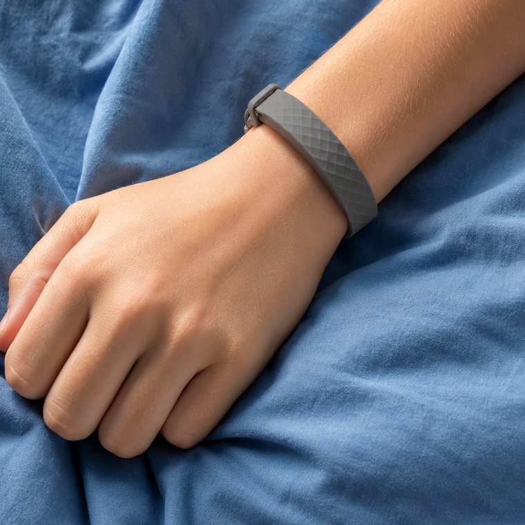 Le bracelet-réveil Axamey porté au poignet pendant la nuit